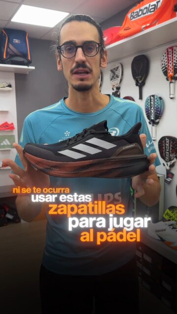 👟🚨 ¿Juegas al pádel con zapatillas de running? ¡Error!El pádel necesita movimientos y agarres diferentes, por eso es importante utilizar zapatillas con una suela específica para pádel. 🎾🔥